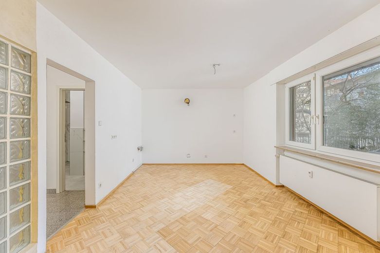 Attraktive Investmentchance: Frisch renoviert, bezugsfrei und  WG-geeignet in exzellenter Lage – Wohn-Essbereich ohne Küche