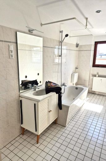 Badezimmer mit Fenster