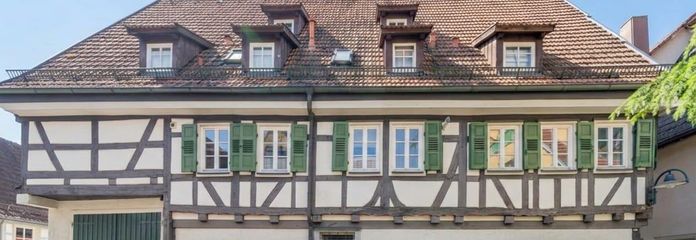 Il fascino del centro storico incontra gli spazi aperti: 89 m² con ampia terrazza e garage a Herrenberg – Haus