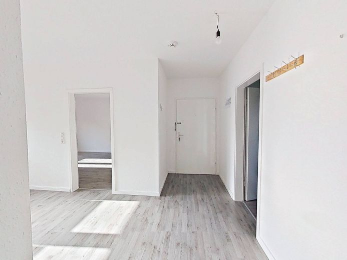 Comfortabel ingerichte 3-kam.-app. met BALKON, inbouwkeuken en ligbad – Ansicht I: Flur