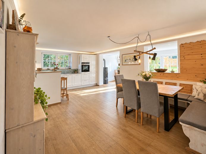Affascinante casa unifamiliare con ampio giardino, piscina e sauna a Siegsdorf – offene Wohn-Essküche