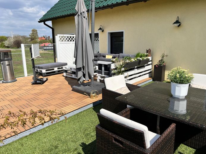 NEU! Ikonische, lichtdurchflutete Landhaus Villa mit Einliegerwohnung & mögl. Grundstkserweiterung – Westterrasse