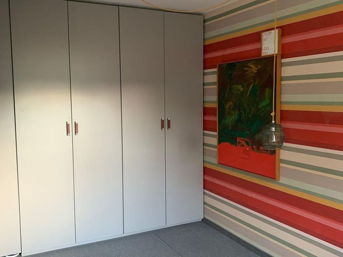 Modernisierter Winkel-Reihenbungalow mit uneinsehbaren Grundstück – 1. Schrank Areitszimmer