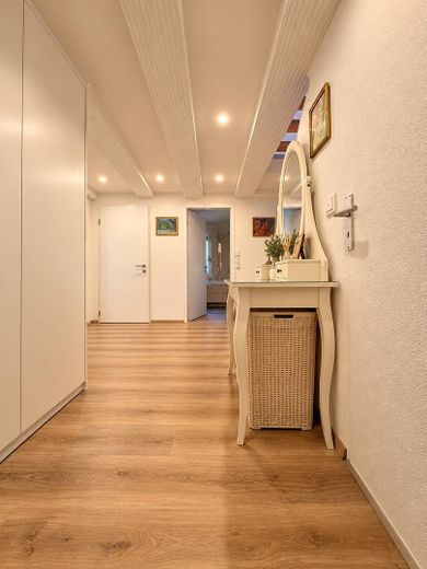 Fully renovated family home with a stunning conservatory, photovoltaic system, heat pump & large outbuilding – Diele EG