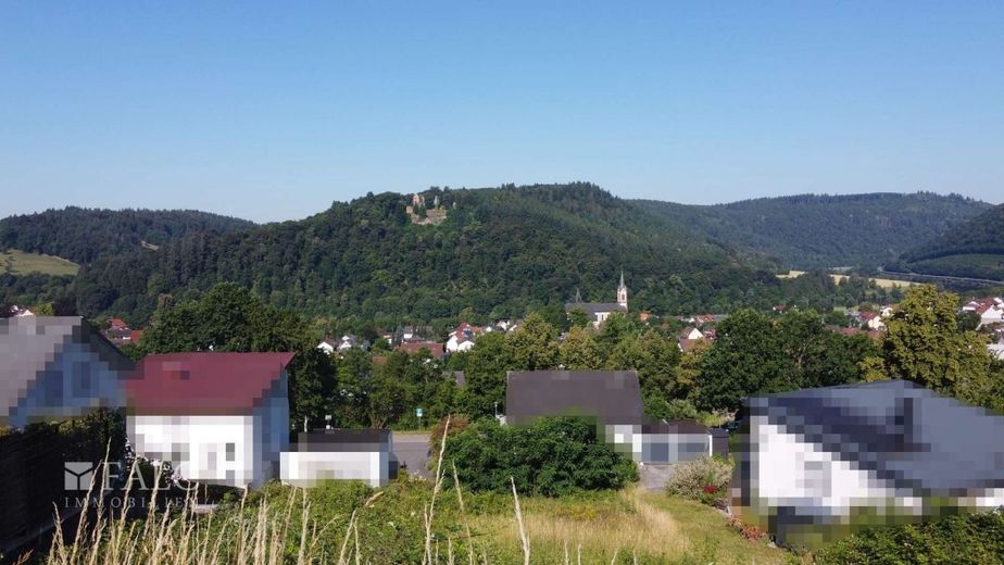 Sonniges Hanggrundstück mit traumhafter Aussicht – Außenansicht
