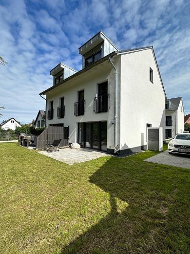 Einfamilienhaus / Doppelhaushälfte/Familien – Terrasse hinten