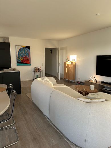Traumwohnung mit exklusiver Einbauküche und großzügigem Balkon. – Wohnzimmer