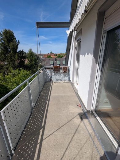 WG geeignete 4 Zimmer-DG-Whg mit Holzfußboden, Balkon, Wohnküche – Balkon