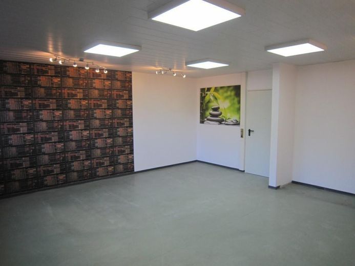 Capannone di stoccaggio e produzione di 1000m² nella zona industriale, 2,75 €/m² vicino a Saarbrücken (uffici opzionali) – Aufenthaltsraum
