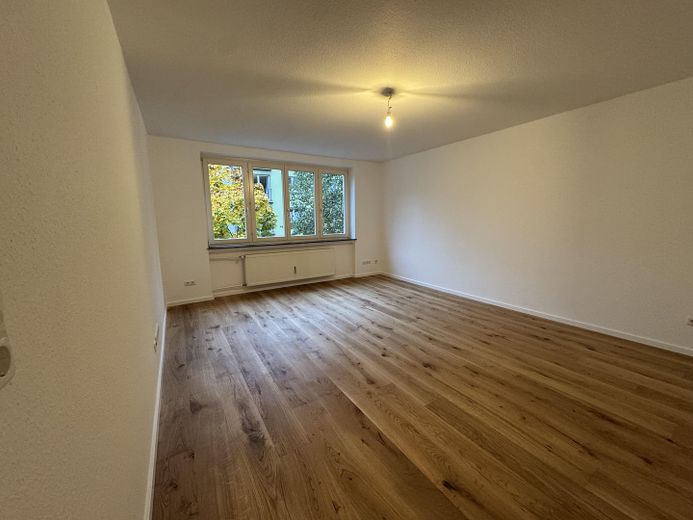 Encantador y amplio apartamento de 2 habitaciones con balcón en una ubicación privilegiada en Berger Straße. – Foto 9
