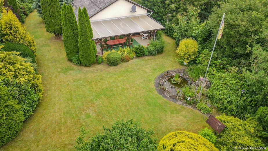 Traumhaftes Grundstück im ehemaligen Wochenendgebiet mit Massiv-Einfamilienhaus in Rehburg! – Hinteres Grundstück, Rasenfläche, Teich, Nutz-Schuppen Ansicht 2