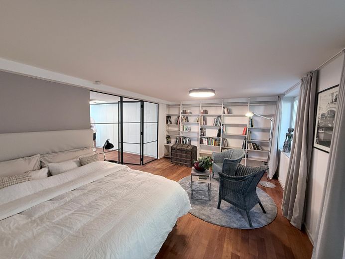 Exklusive möblierte Doppelhaushälfte mit 175 m², großem Privatgarten und Loftcharakter in Gräfelfing – Master-Bedroom