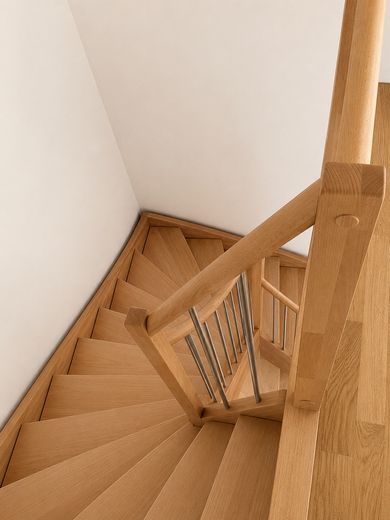 Erstbezug: A+ Neubau-Reihenhaus mit 6 Zimmern, Premiumküche, PV-Speicher & Garten – Treppenhaus Dachgeschoss