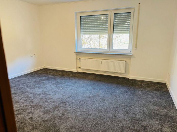 Piękne mieszkanie 4-pokojowe z wbudowaną kuchnią – w Straßbergu – Schlafzimmer