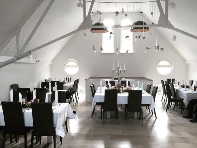 Restaurant mit Veranstaltungsraum, traumhaften Biergarten und Wirtewohnung zu verpachten – Galerie