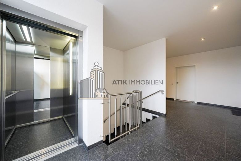ATIK: Traumhaftes Penthouse - Wohnen mit Panoramablick auf die Starkenburg – Treppenhaus
