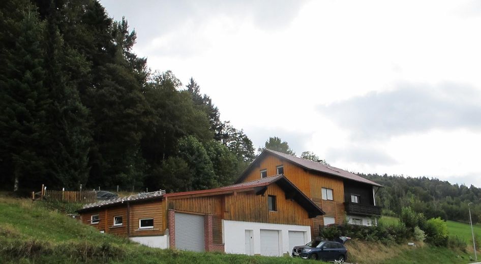 Sonniges Haus, 3 kpl. Wohnungen, Alleinlage, unverbaubarer Fernblick, Urlaubsregion Sonnenwald – 3 Garagen mit Wohnhaus