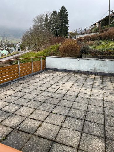 „Omas Häusle“, sofort verfügbar, mit großem Garten, schöner Lage und reichlich Potential ! – Terrasse