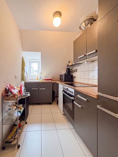 2-Zimmer-Dachgeschosswohnung in Wiesbaden mit modernisiertem Bad/WC (2025) und Dachbodennutzung – Küche