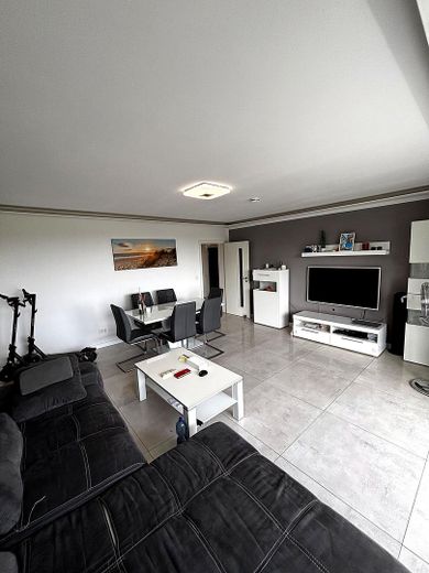 Sanierte 2-Zimmer Wohnung mit Balkon und atemberabendem Ausblick zur Kapitalanlage oder selbstbezug – Wohnzimmer