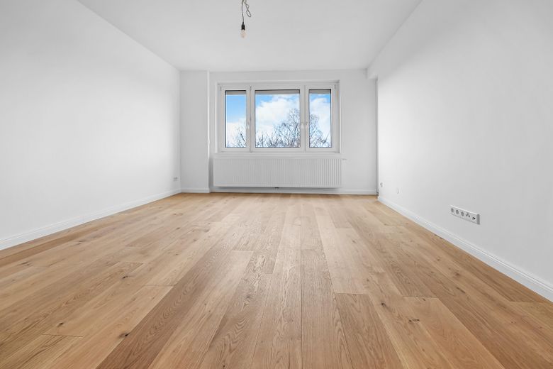 Erstbezug: Frisch sanierte 2-Zimmer-Wohnung mit Loggia – Zimmer