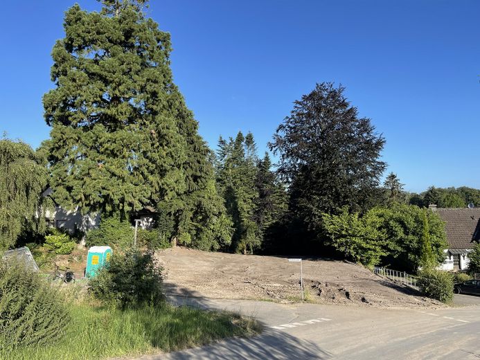 Exklusives, großes und dennoch zentrales Grundstück (für EFH, Doppelhaus oder MFH) (provisionsfrei) – Blick von der Straße (weit)