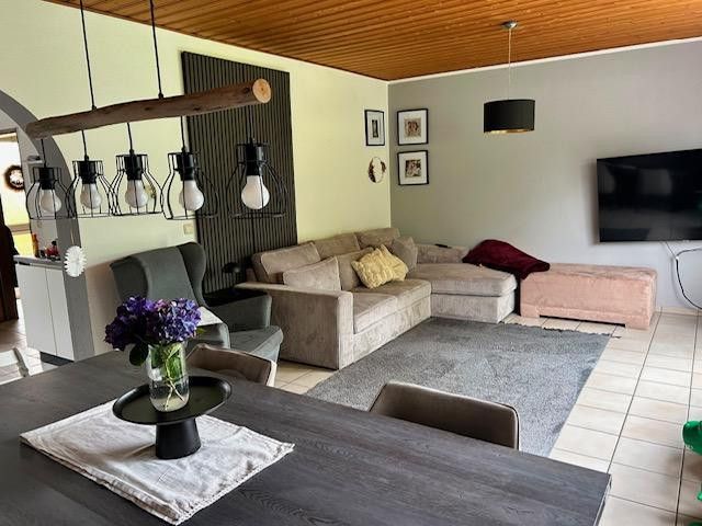 Freist EFH mit Garten und Garage in guter Lage – Wohnzimmer