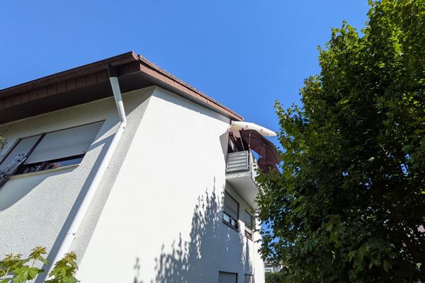 Tranquillo e vicino alla stazione: trilocale affittato con garage e balcone esposto a est a Norsingen