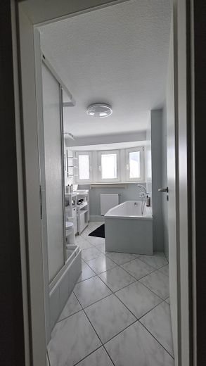 3-Zimmer, Balkon, Einbauküche & Tageslichtbad – Bad
