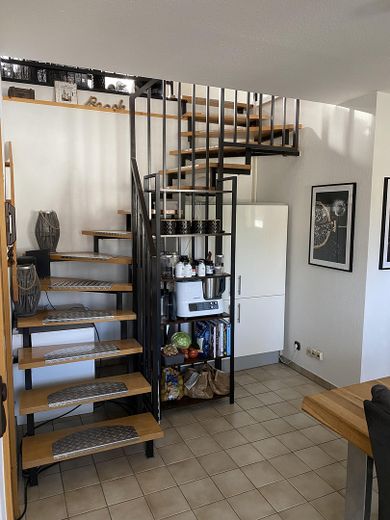 Attraktive 2-Zimmer-Maisonettewohnung in bevorzugter Wohnlage von Ratingen-Lintorf zu vermieten – Treppe 1.OG - Galerie