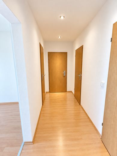 APPARTAMENTO TOP con 3 locali, ampio balcone e cucina componibile a Elterlein – Referenzfoto Flur