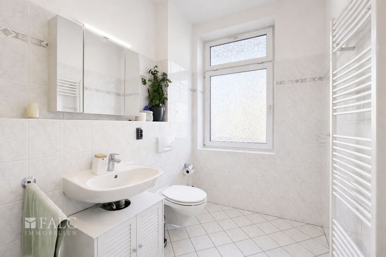 Charmante Altbauwohnung mit Erker &amp; Balkon in begehrter Lage von Magdeburg-Stadtfeld Ost – Badezimmer