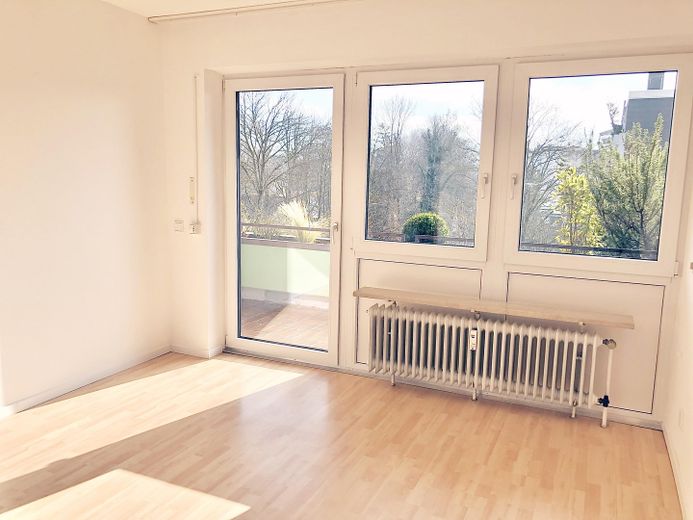 Hell, sonnig, ruhig und zentral - 2-Zimmer Wohnung im Herzen von Gröbenzell – Schlafzimmer Südseite