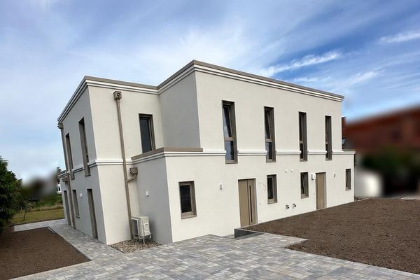 Primera ocupación en 2026: vivienda pareada en el sur de Magdeburgo – jardín, chimenea, bomba de calor, 150 m², A+