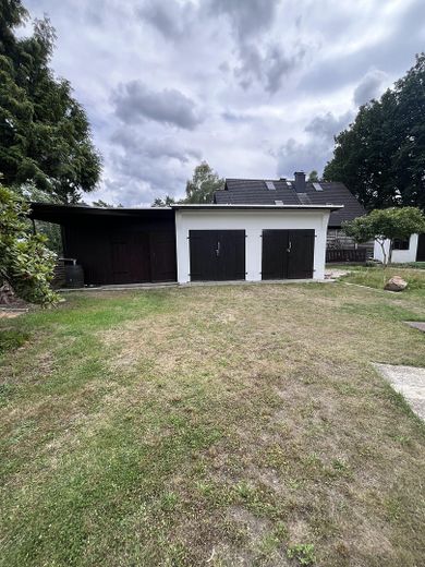 Einfamilienhaus mit Garten – Garagen
