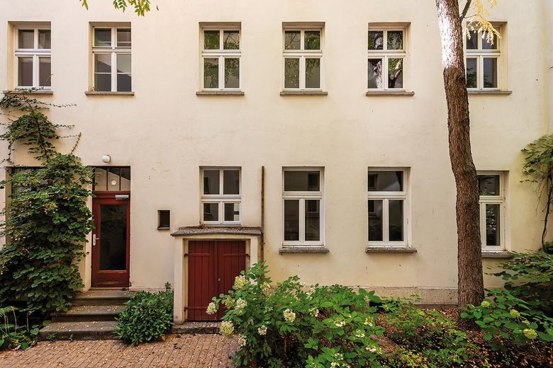 Auguststraße 89 - Sessiz bir iç avluda bulunan, hemen taşınılmaya hazır dubleks daire – 04_Innenhof_Rueckfassade_Augus