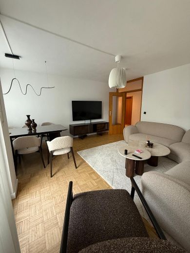Appartement 3 pièces en Weststadt – 74 m², rénové, balcon, avec potentiel de valorisation – Wohnzimmer
