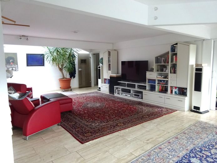 Große Maisonette mit Garten und Biotop – Wohnzimmer