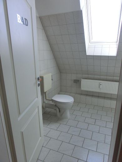 Schöne & helle 2-Zimmer-Wohnung mit Einbauküche - ab sofort verfügbar – Badezimmer