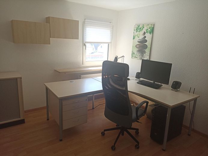 Ruhige 3-Zimmer DG-Wohnung – Büro/Kinderzimmer