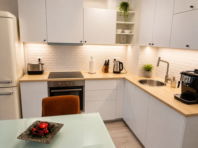 Alexanderplatz: 3 Zimmer, EG, eigner Garten, TG, Möbliert, Doorman – Küche