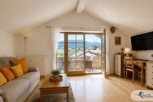 Bernau am Chiemsee’de panoramik manzaralı, 3 odalı şirin çatı katı dairesi