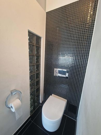 Ten nowoczesny dom w zabudowie bliźniaczej jest gotowy dla Państwa i Państwa rodziny w Unterschleißheim-Hollern. – Bad OG