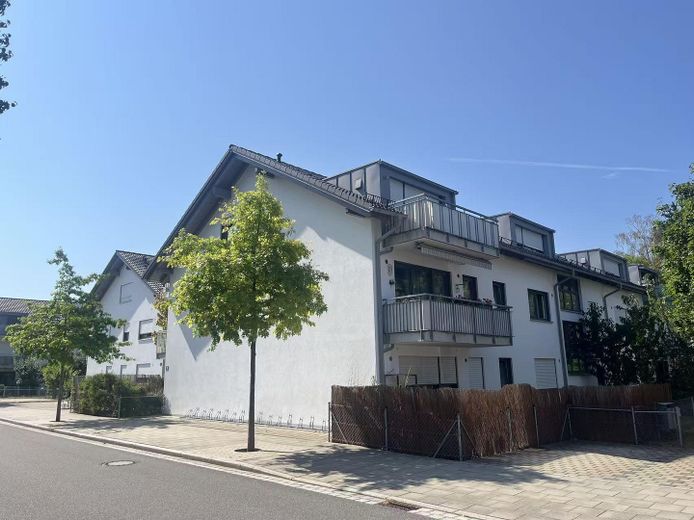 Exklusives Wohnen in Neubiberg: Moderne Eigentumswohnung mit Garten & Stellplätzen – Außen und Parkplatz 1