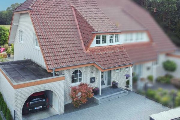 Il comfort abitativo incontra l’idillio del giardino – ampia casa a Schloß Holte