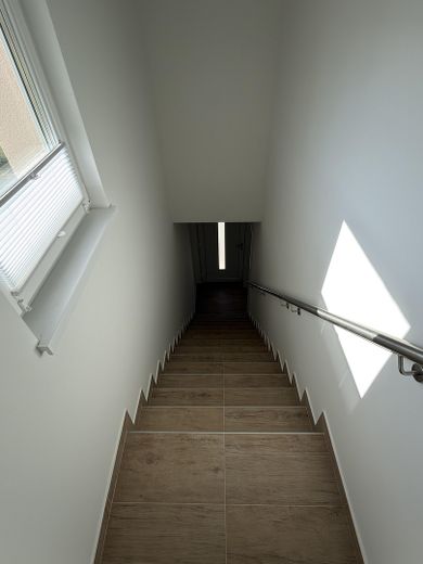 Kernsaniertes ZFH – 2 vermietbare Whg., Energieklasse A, 1.450 € Sollmiete – Treppe