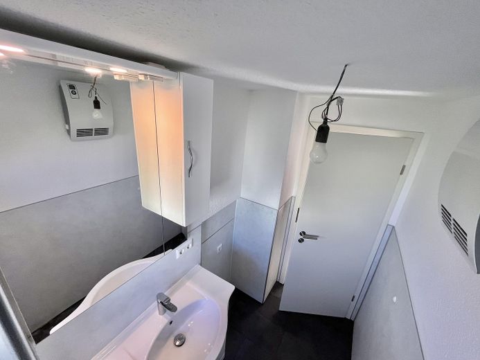 Rénovée en profondeur et prête à emménager : appartement moderne de 3 pièces en rez-de-chaussée à Hechingen | 61,5 m² – Bad