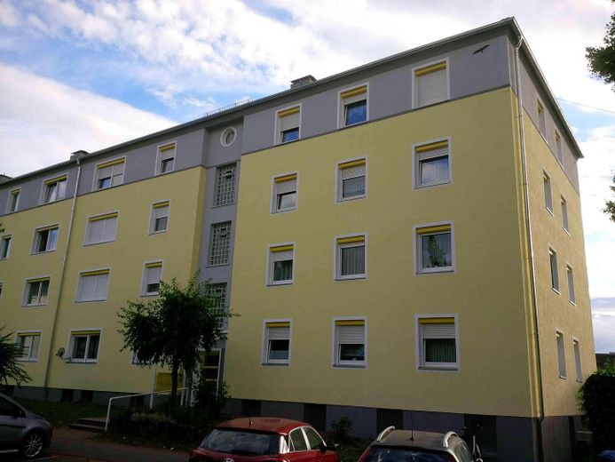 renov.bedürft. 3,5-Zi-Whg mit Balkon und EBK samt sep. DG-Whg. im Rohbau, in freundl. MFH in HN – Außenansicht Straße