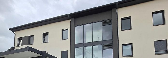 Stillvolle 4-Zimmer EG Neubauwohnung KFW 40 (Wärmep.+PV) mit Terrasse, Garten, Parkplatz – Frontansicht Hauseingang
