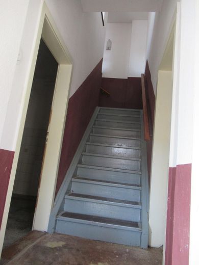 2 Häuser auf einem Grundstück Zentrum EFH Gewerbe 5 Garagen Halle privat – Treppe Hinterhaus 